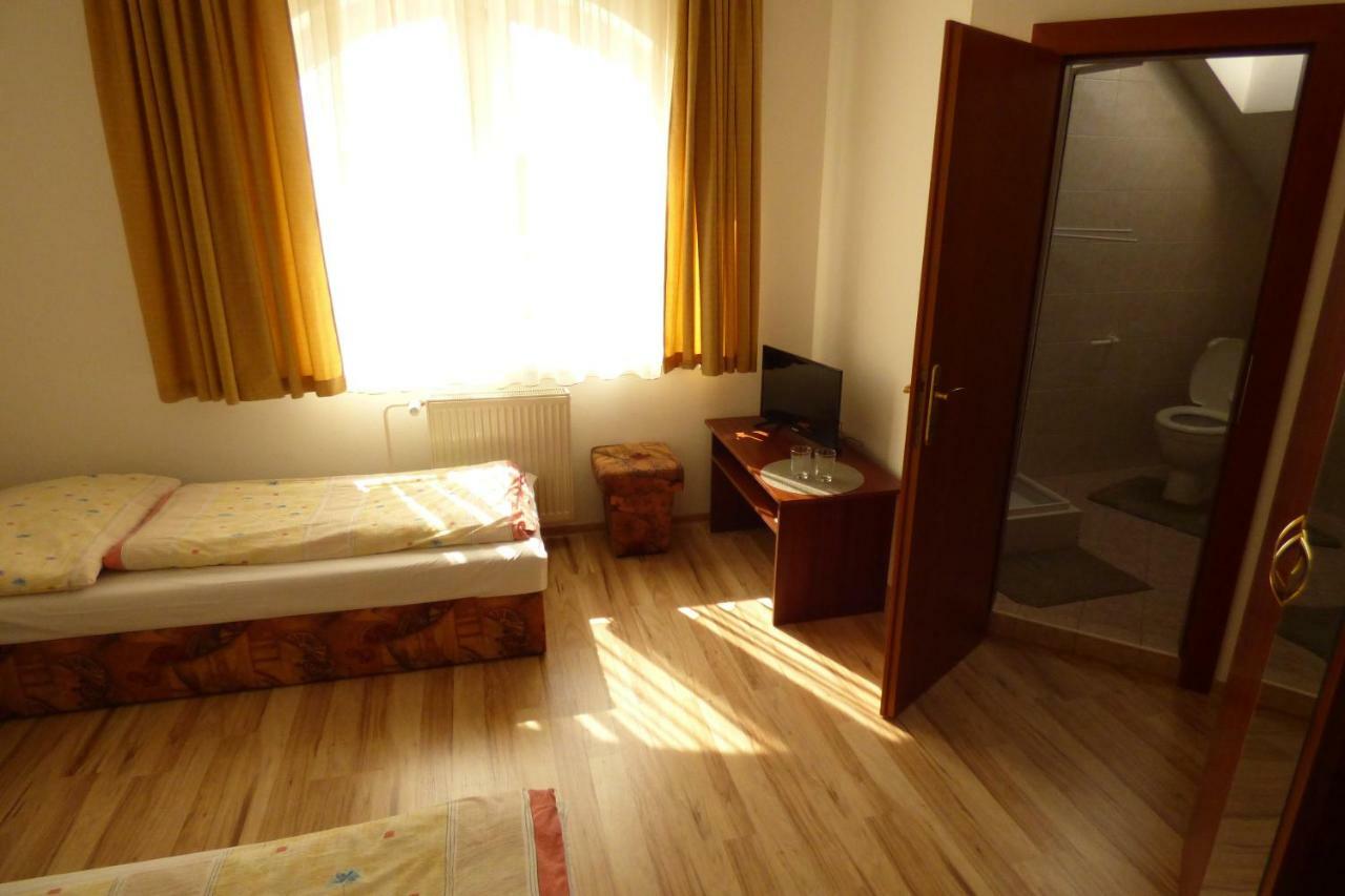 Vazinka Hotel Madunice Exterior photo